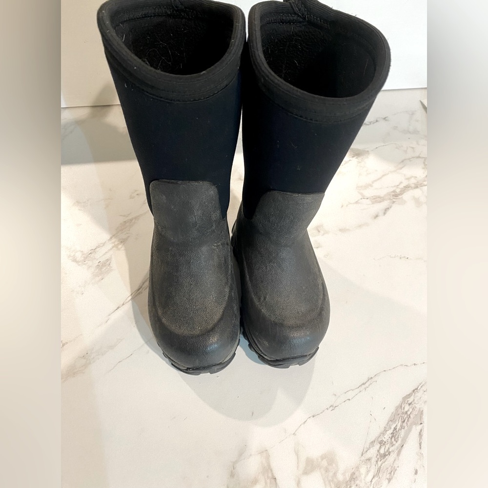 Kids muck boots size 7